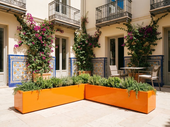 Cuba Low Corner Planter